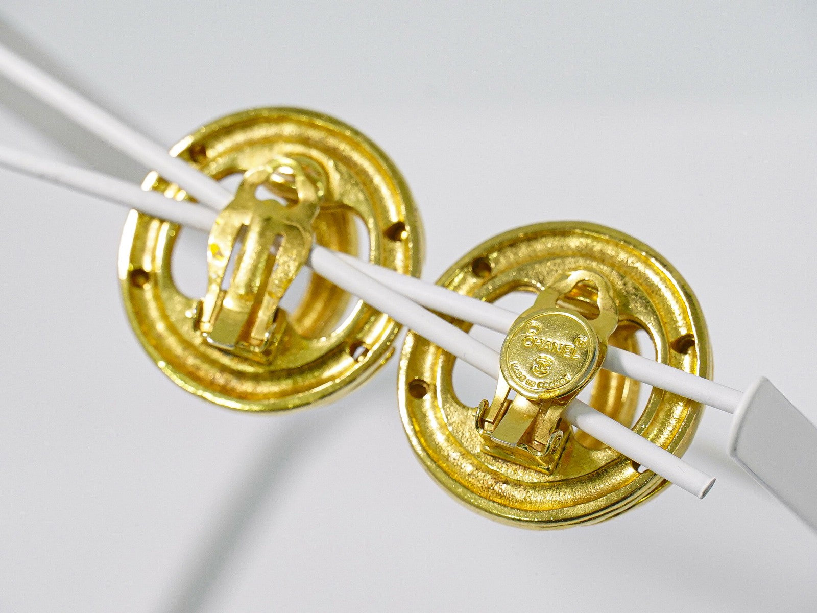 Chanel Vintage Cc Round Cutout Clip-On Metal Gold Gold_Plated Earrings Jewelry (Pre-Owned)