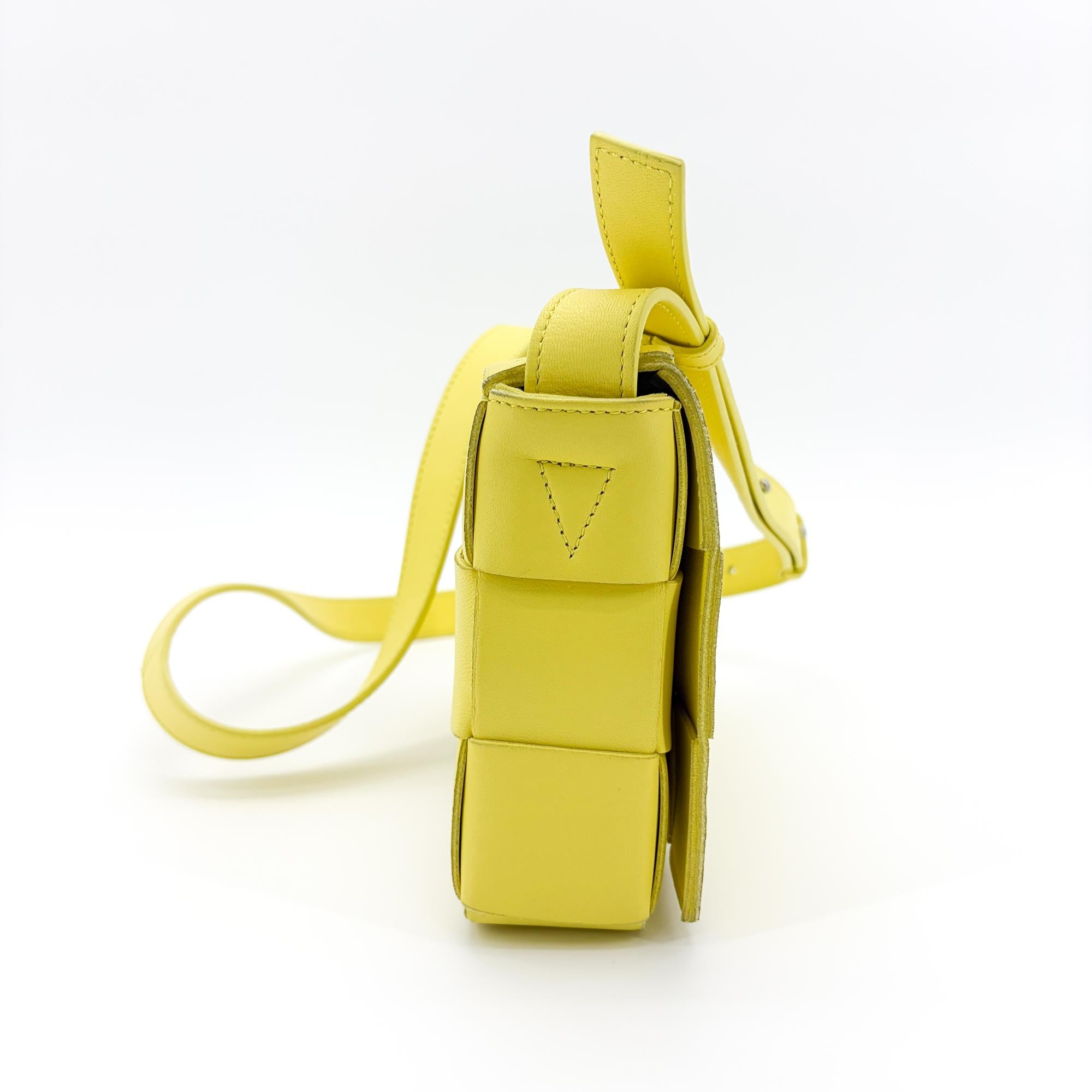 Bottega Veneta Cassette Crossbody Bag Maxi Intrecciato Leather Yellow Leather Crossbody Bag Bag (Pre-Owned)