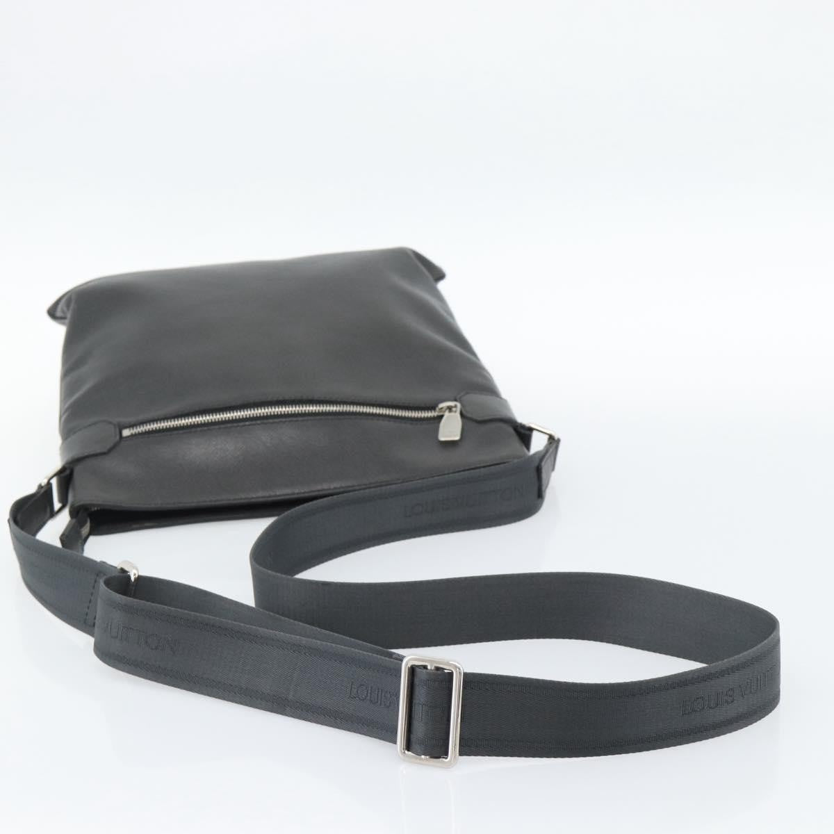 Louis Vuitton Sasha Taiga Leather Gray Leather Shoulder Bag Bag (Pre-Owned)