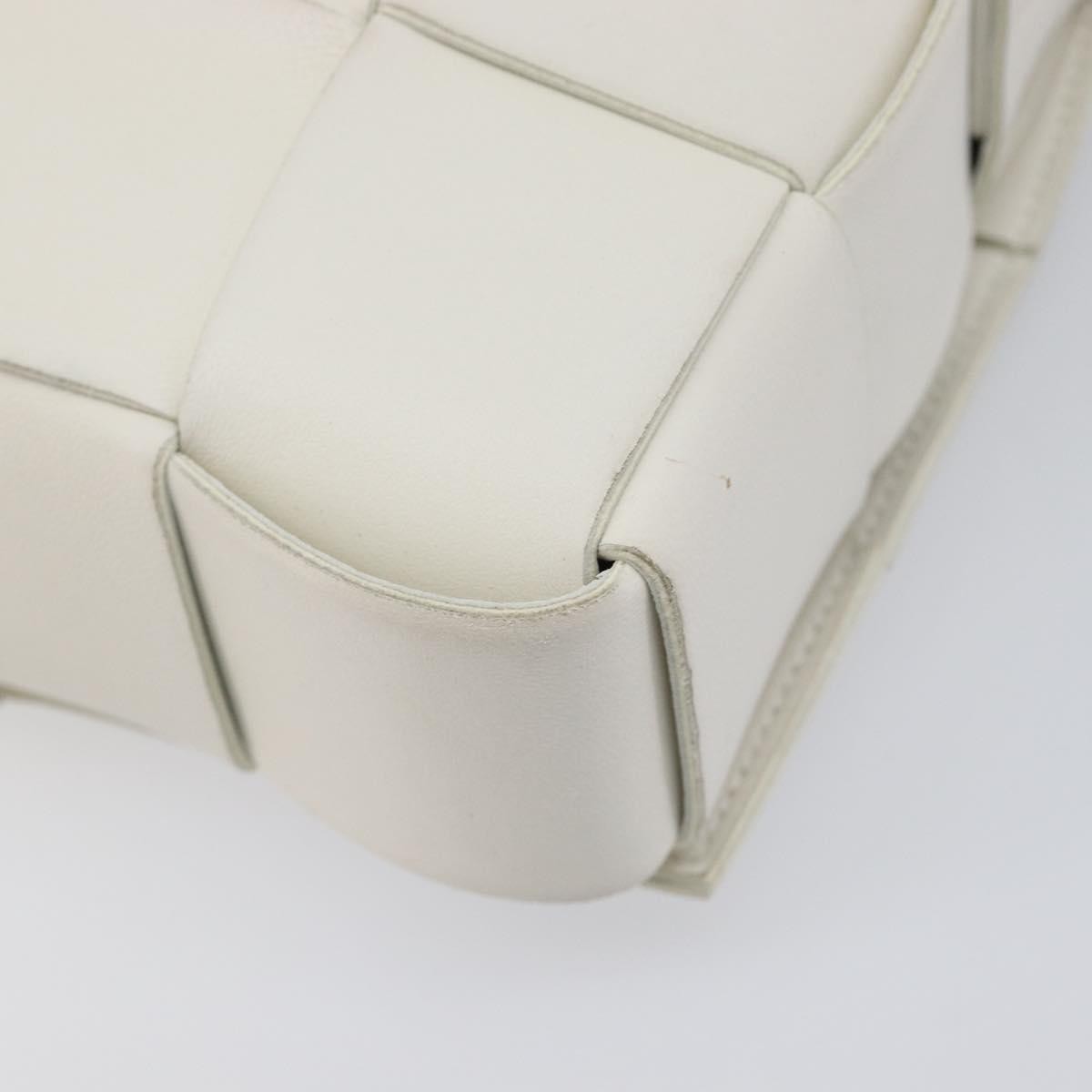 Bottega Veneta Cassette Maxi Intrecciato Leather White Leather Crossbody Bag Bag (Pre-Owned)