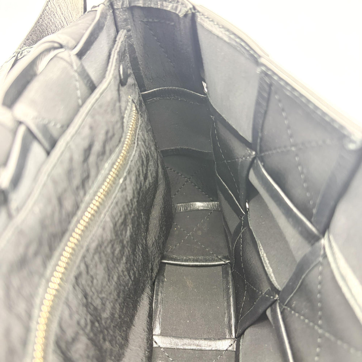 Bottega Veneta Cassette Maxi Intrecciato Leather Black Leather Shoulder Bag Bag (Pre-Owned)
