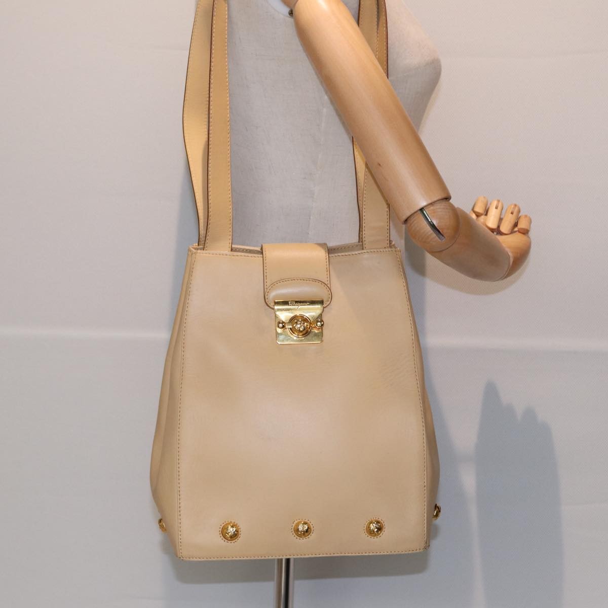 Salvatore Ferragamo Vintage Leather Beige Leather Shoulder Bag Bag (Pre-Owned)