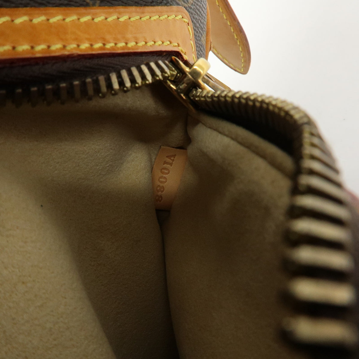 Louis Vuitton Hudson Monogram Canvas Brown Canvas Handbag (Pre-Owned)