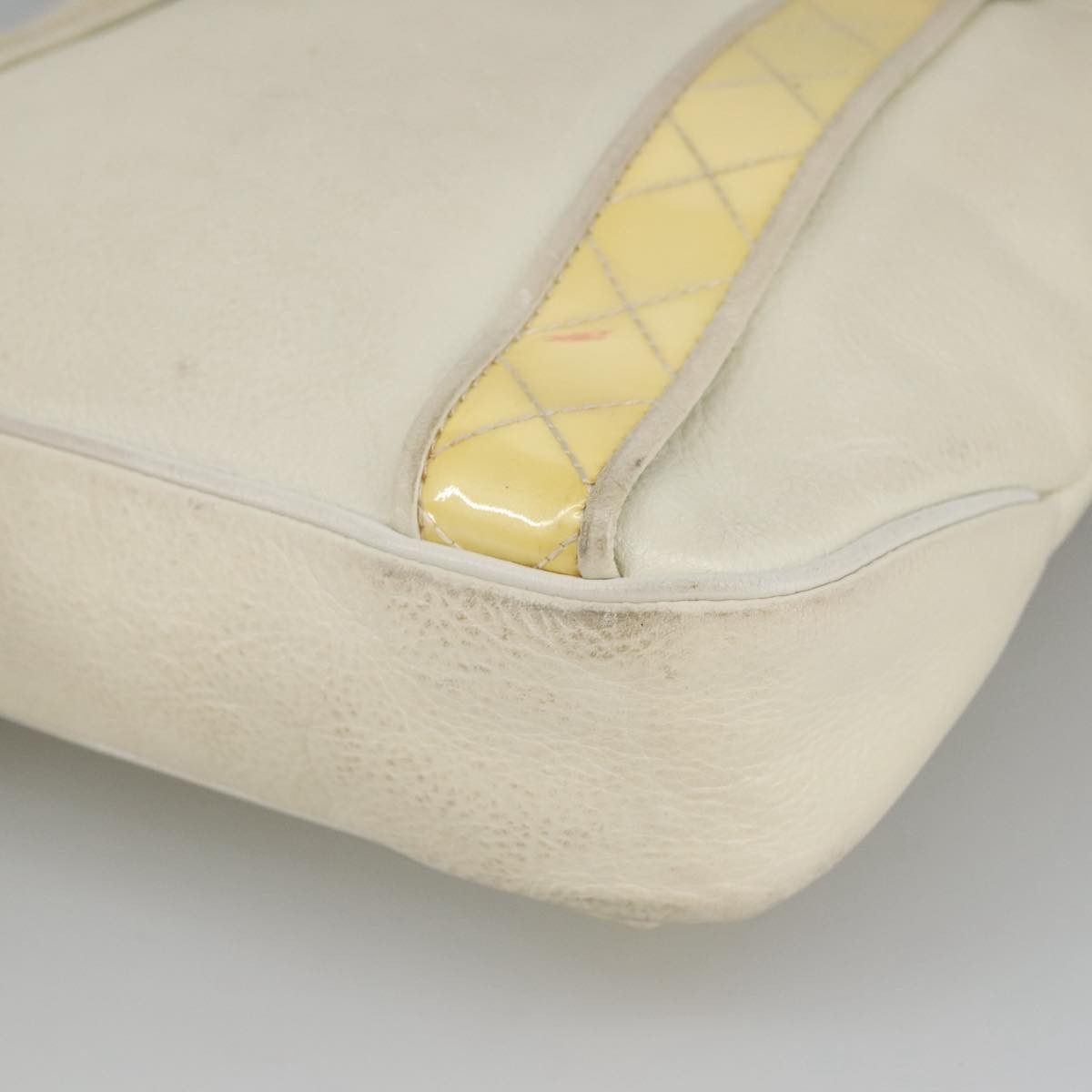 Burberry Vintage Leather White Leather Shoulder Bag Bag (Pre-Owned)