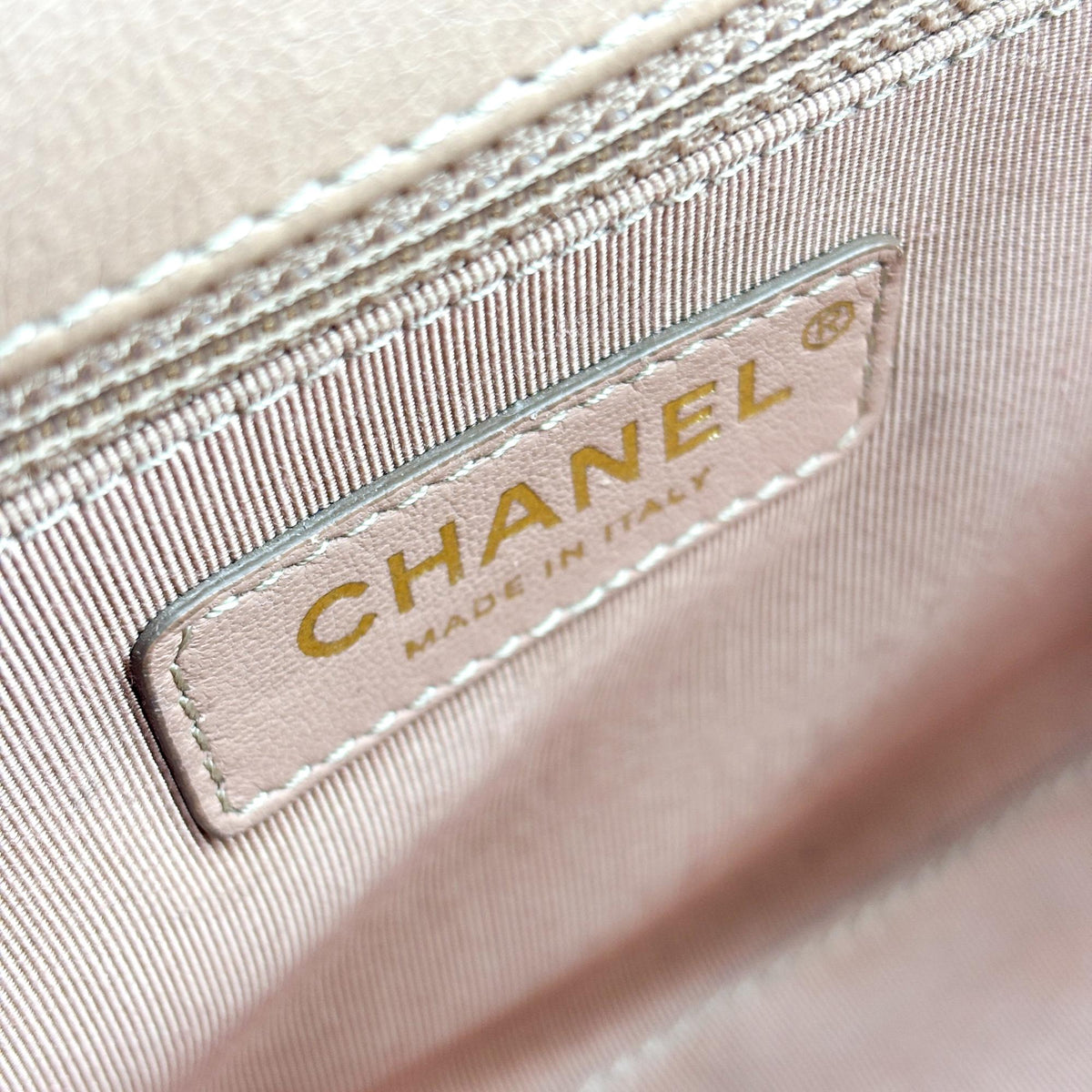 Chanel Label Click Flap Quilted Calfskin Brown Leather Handbag (Pre-Owned)