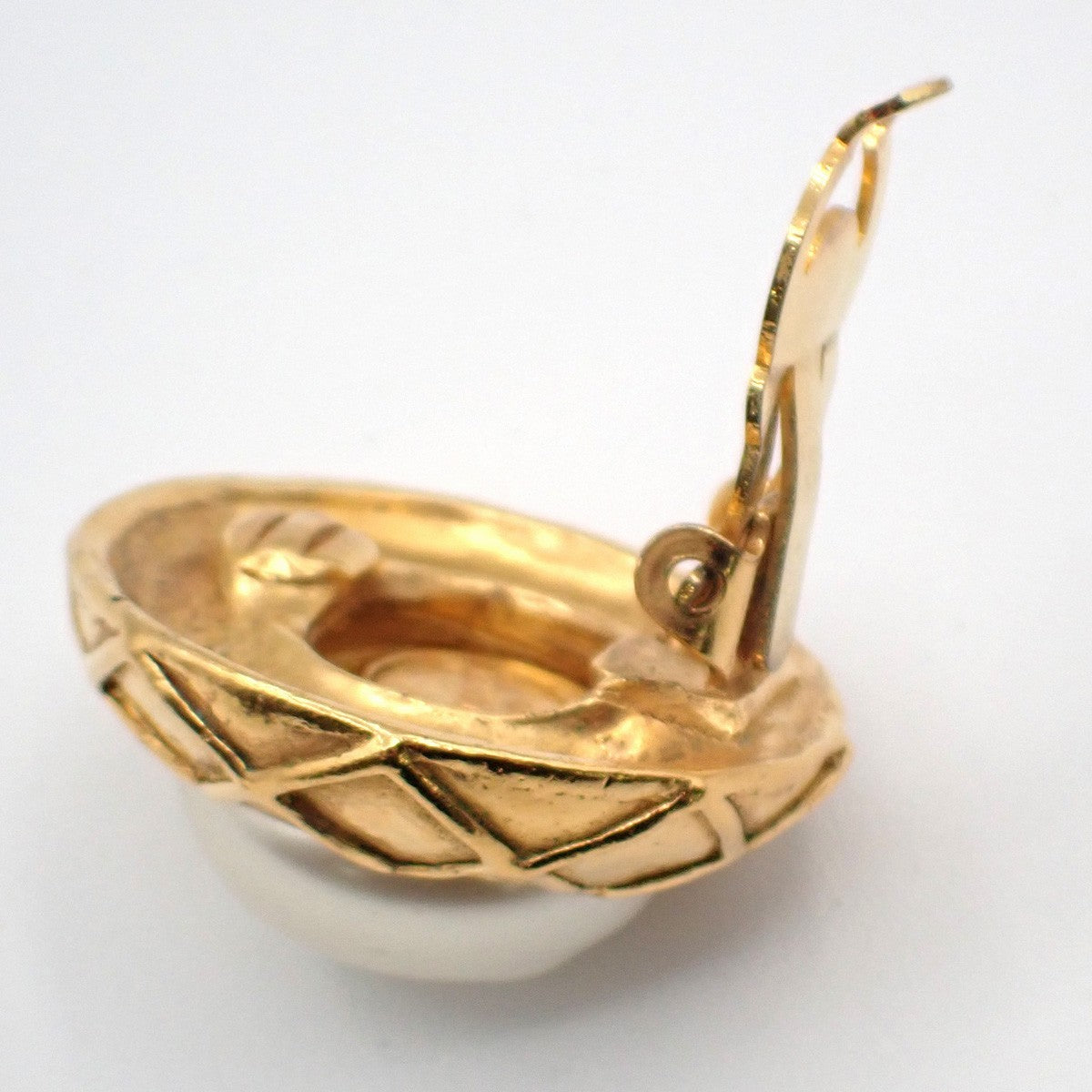 Chanel Vintage Round Clip-On Metal With Faux Pearl Gold Gold_Plated Earrings Jewelry (Pre-Owned)