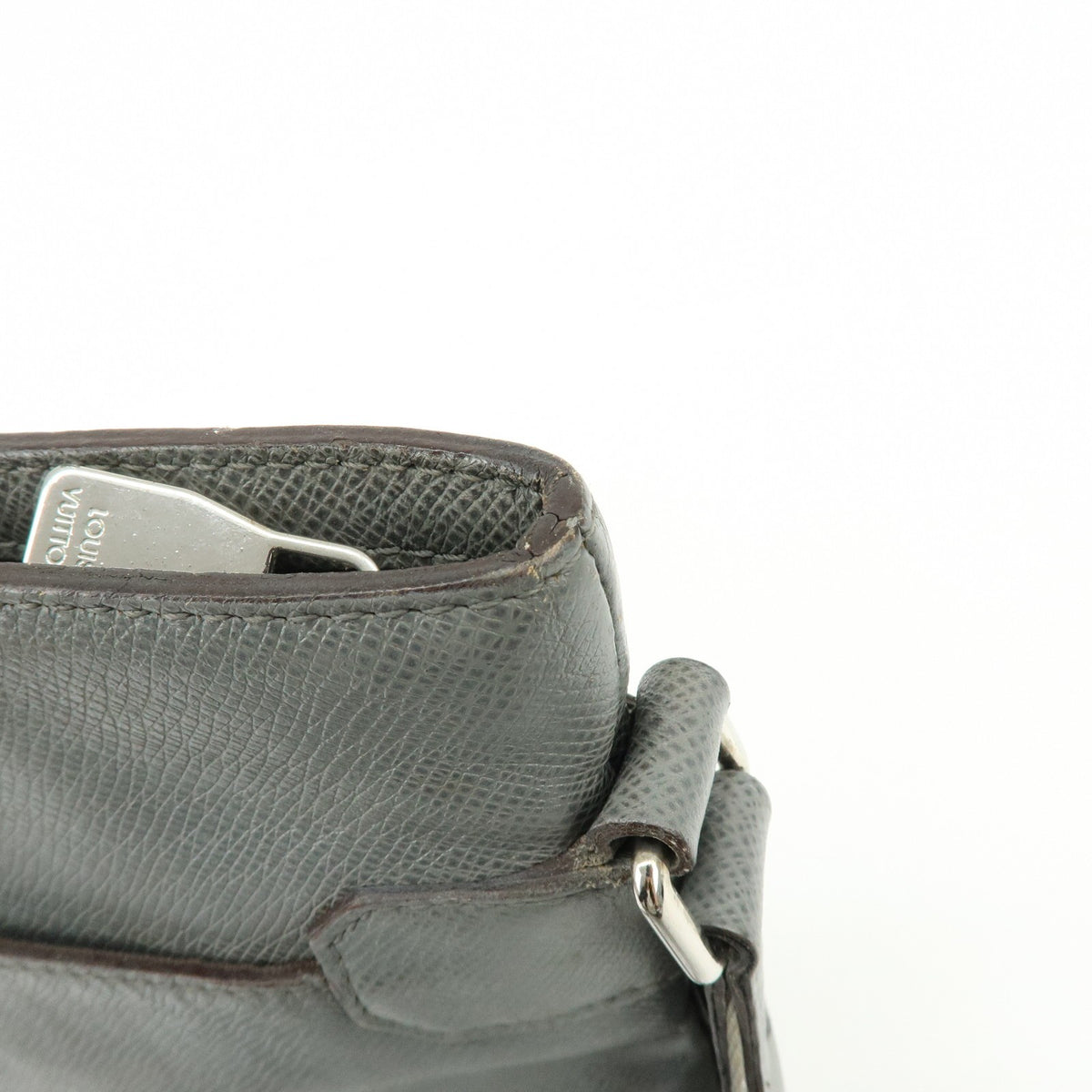 Louis Vuitton Sasha Taiga Leather Gray Leather Handbag (Pre-Owned)