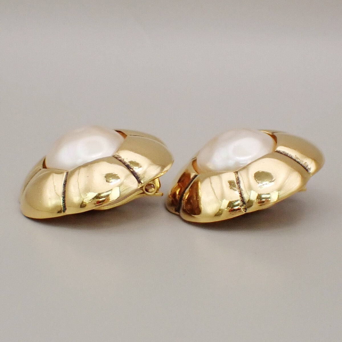 Chanel Vintage Cc Flower Clip-On Textured Metal Gold Gold_Plated Earrings Jewelry (Pre-Owned)