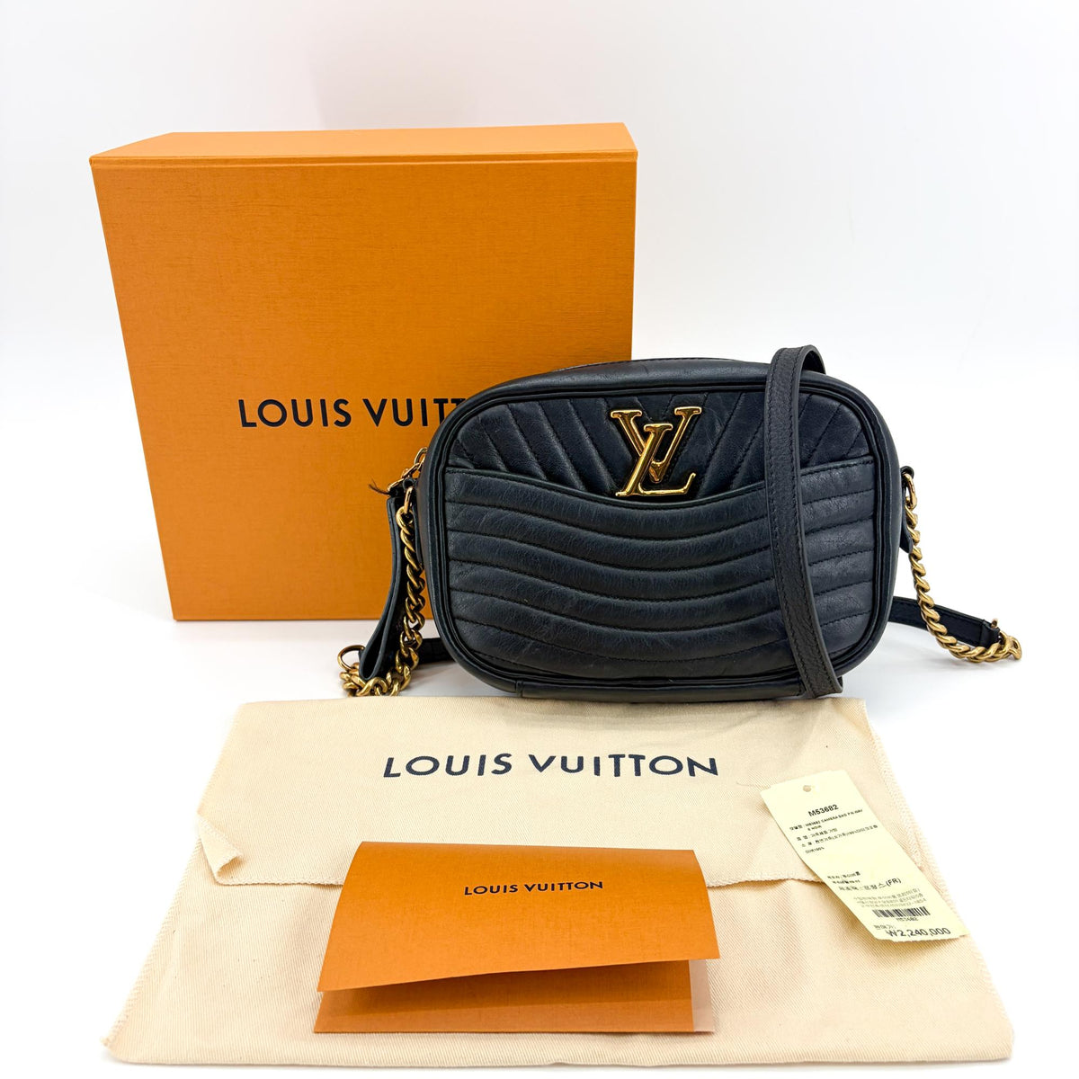 Louis Vuitton New Wave Camera Quilted Leather Black Leather Handbag (Pre-Owned)