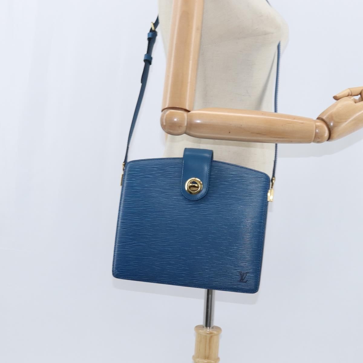 Louis Vuitton Capucines Epi Leather Blue Leather Shoulder Bag Bag (Pre-Owned)