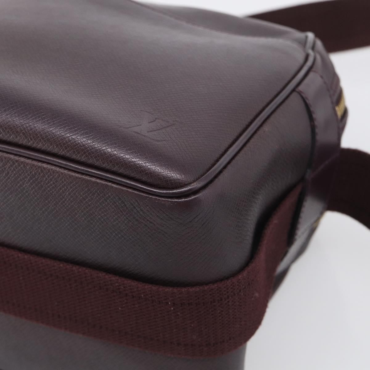 Louis Vuitton Reporter Taiga Leather Burgundy Leather Shoulder Bag Bag (Pre-Owned)