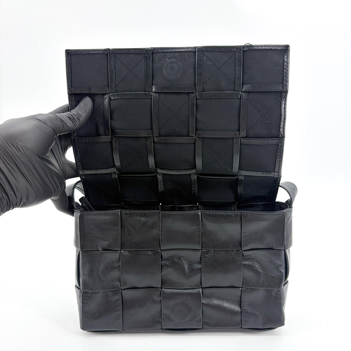 Bottega Veneta Cassette Maxi Intrecciato Leather Black Leather Shoulder Bag Bag (Pre-Owned)