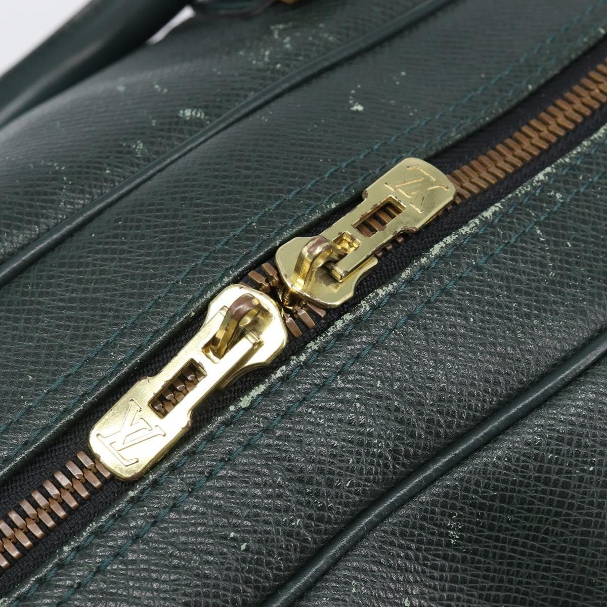 Louis Vuitton Kendall Taiga Leather Green Leather Handbag (Pre-Owned)