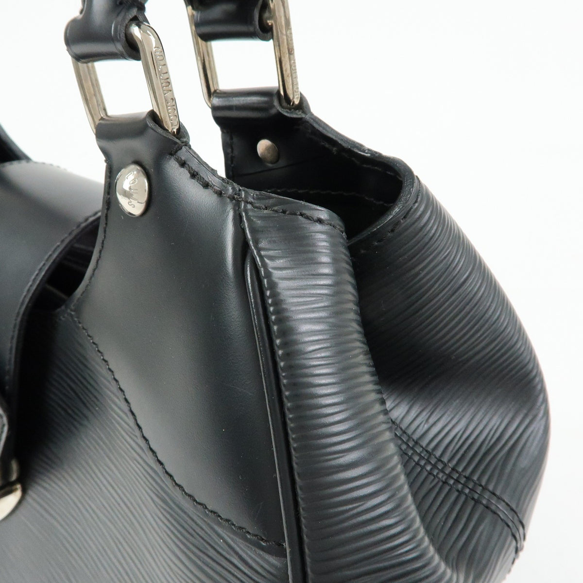 Louis Vuitton Montaigne Sac Epi Leather Black Leather Handbag (Pre-Owned)
