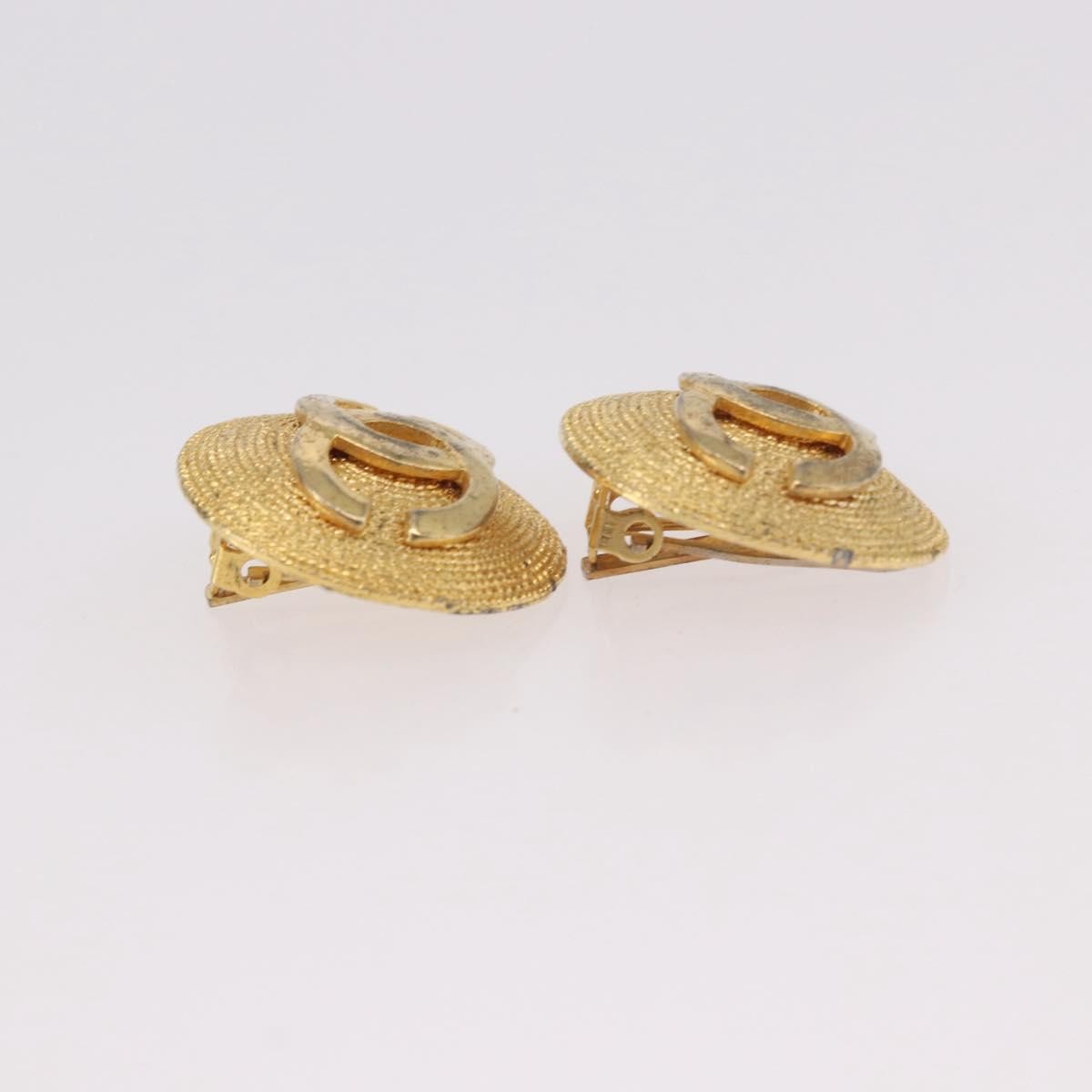 Chanel Vintage Round Cc Clip-On Metal Gold Metal Earrings Jewelry (Pre-Owned)