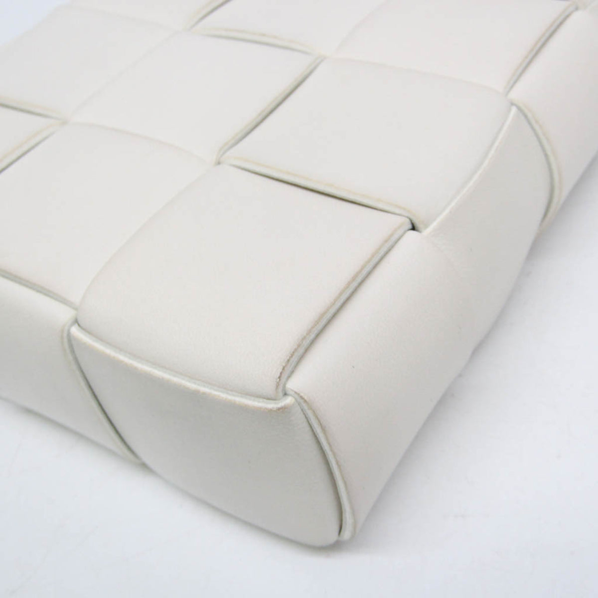 Bottega Veneta Cassette Convertible Maxi Intrecciato Leather White Leather Tote Bag Bag (Pre-Owned)