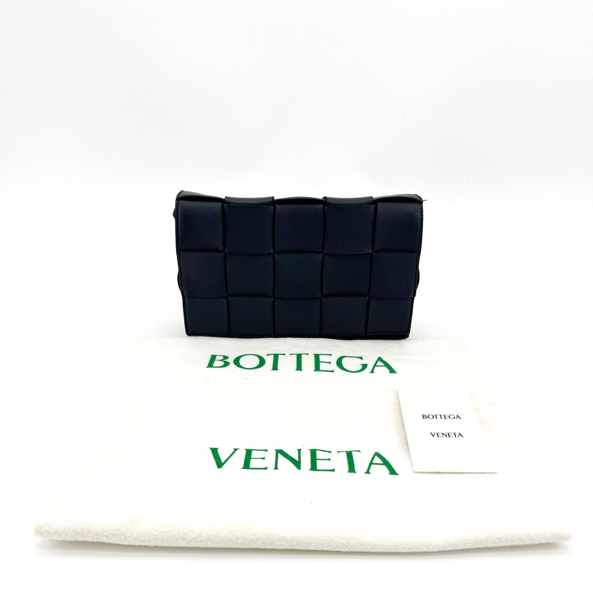 Bottega Veneta Cassette Maxi Intrecciato Leather Black Leather Crossbody Bag Bag (Pre-Owned)