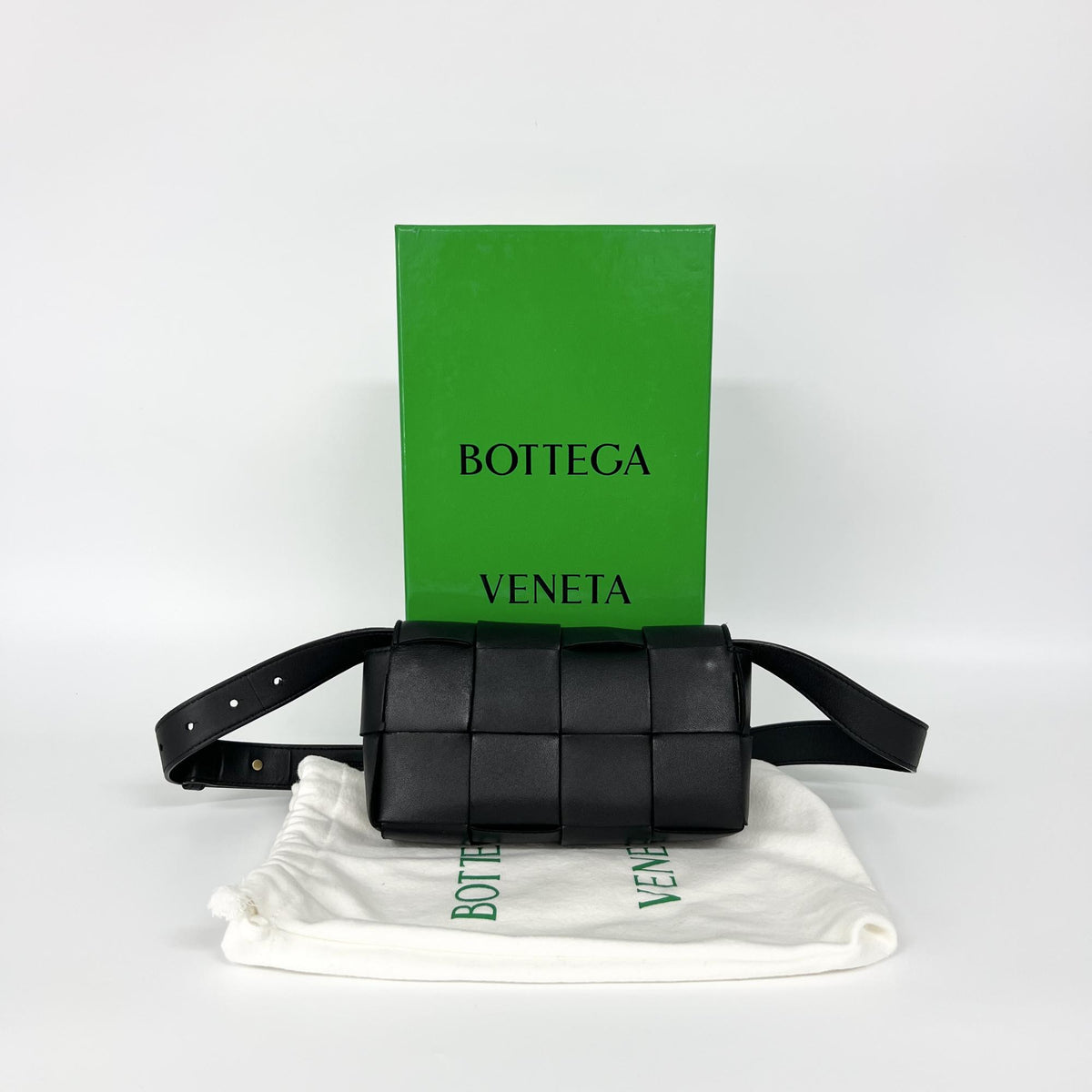 Bottega Veneta Cassette Belt Maxi Intrecciato Leather Black Leather Clutche & Pouche Bag (Pre-Owned)