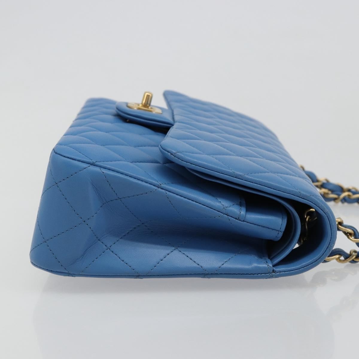 Chanel Matelassé Lambskin Leather Blue Leather Handbag (Pre-Owned)