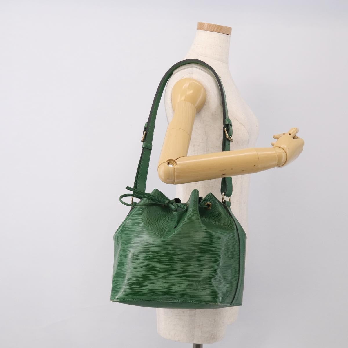 Louis Vuitton Petit Noe Epi Leather Green Leather Handbag (Pre-Owned)