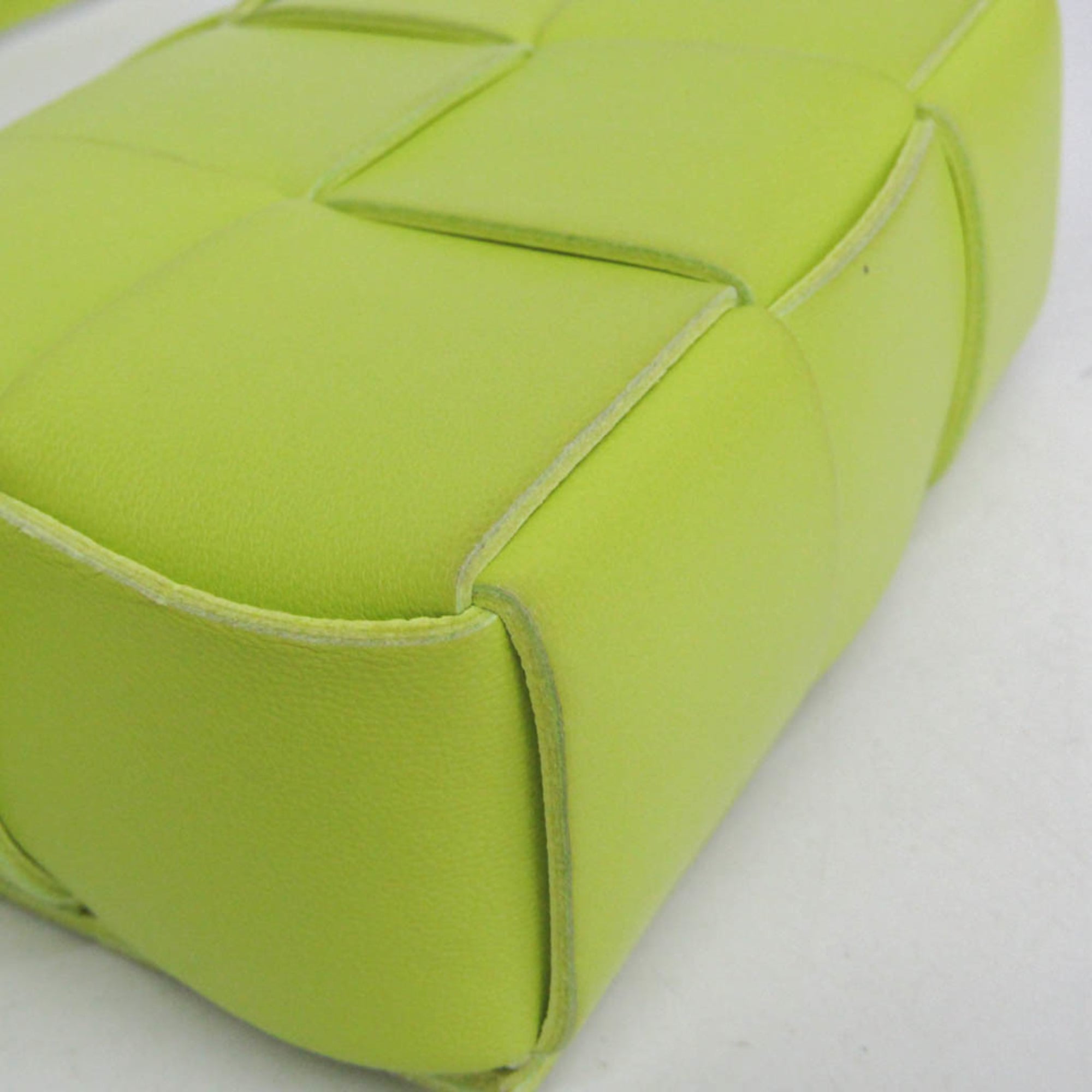 Bottega Veneta Cassette Maxi Intrecciato Leather Green Leather Clutche & Pouche Bag (Pre-Owned)