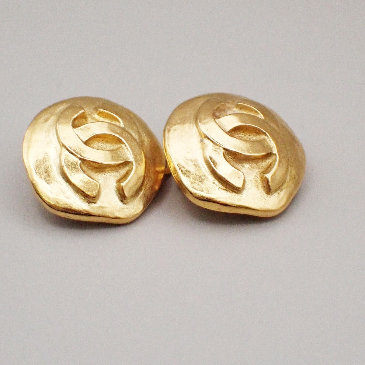 Chanel Vintage Cc Round Clip-On Metal Gold Gold_Plated Earrings Jewelry (Pre-Owned)