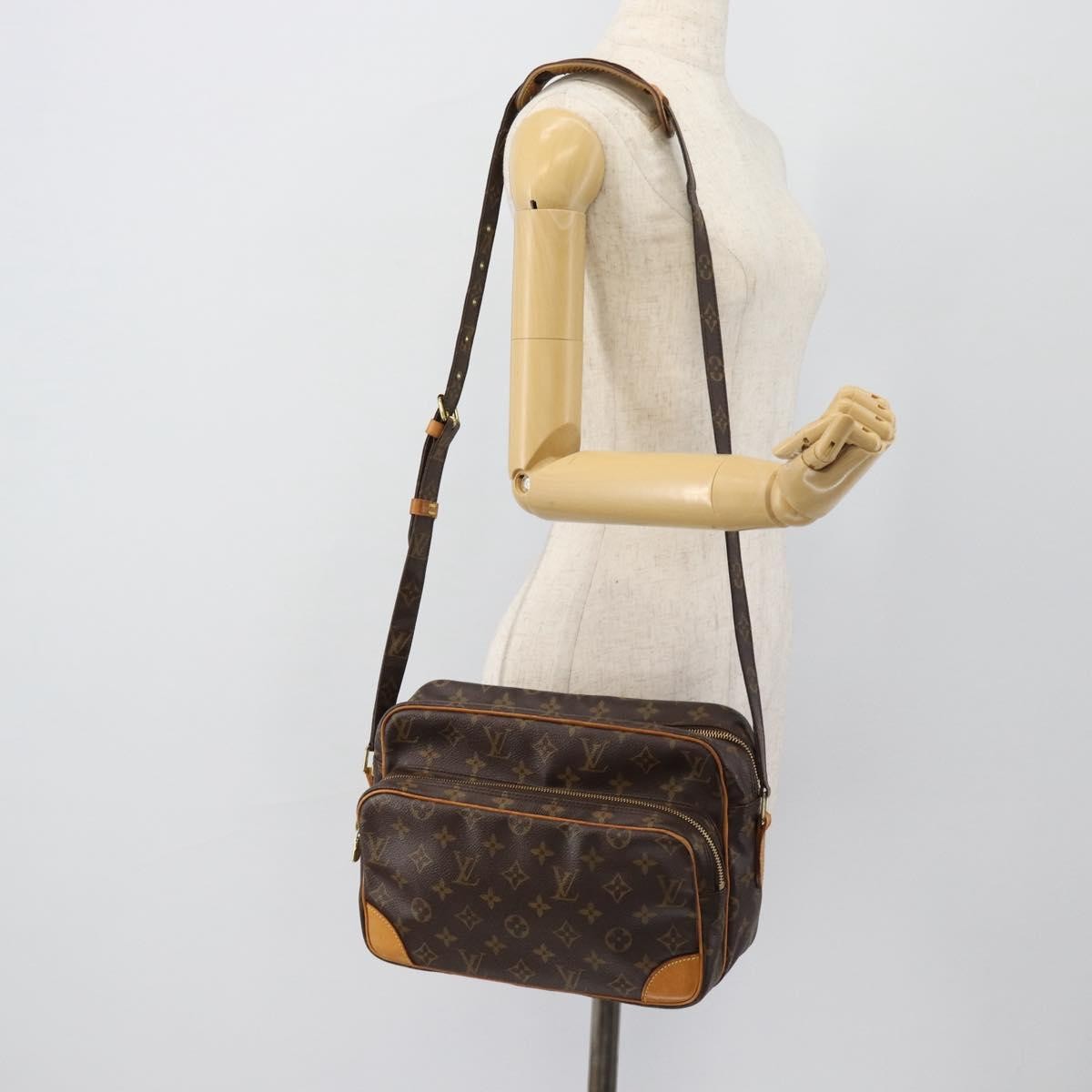 Louis Vuitton Nil Messenger Monogram Canvas Brown Canvas Shoulder Bag Bag (Pre-Owned)
