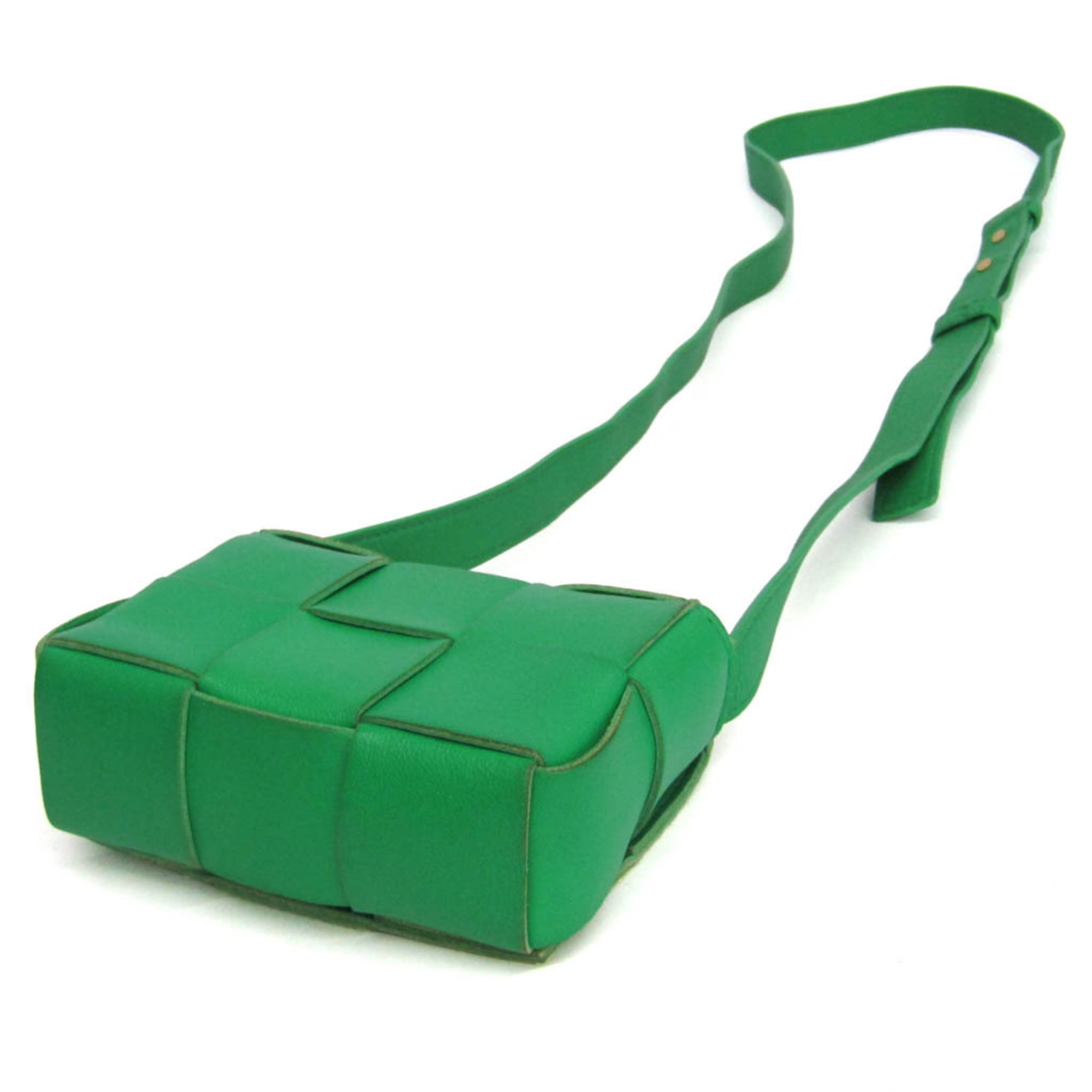 Bottega Veneta Cassette Maxi Intrecciato Leather Green Leather Clutche & Pouche Bag (Pre-Owned)