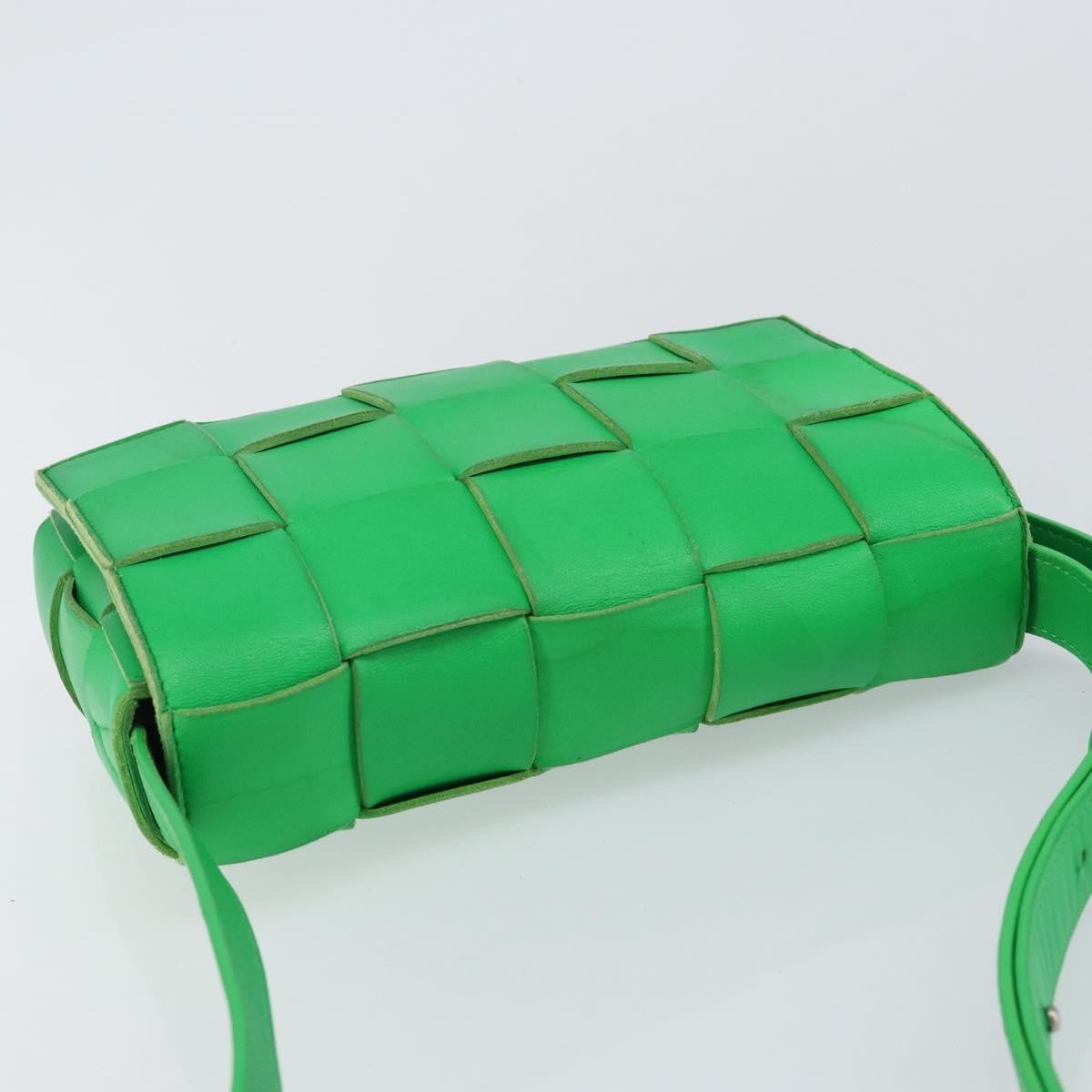 Bottega Veneta Cassette Maxi Intrecciato Leather Green Leather Bag (Pre-Owned)
