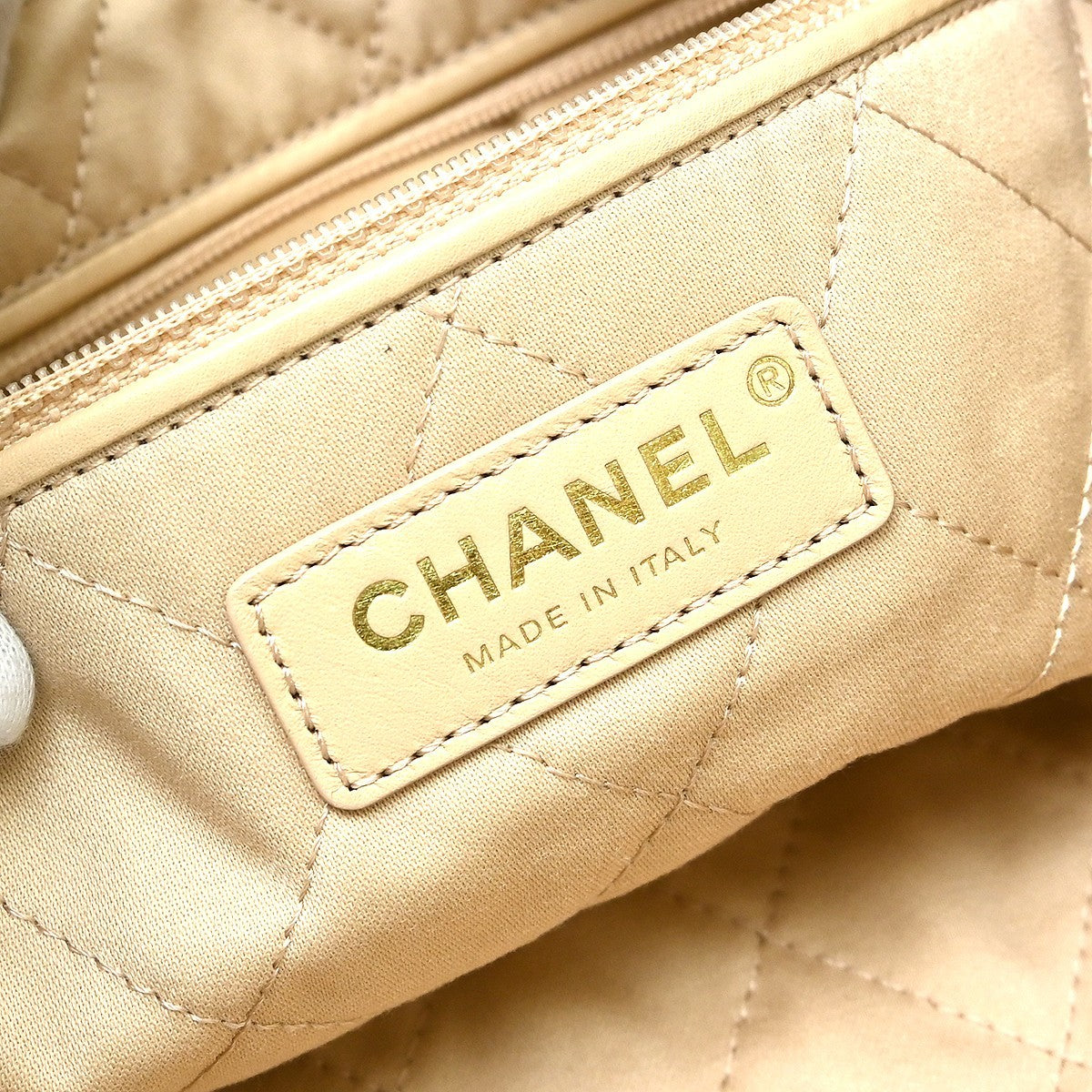 Chanel 22 Chain Quilted Calfskin White Leather Backpack Bag (Pre-Owned)