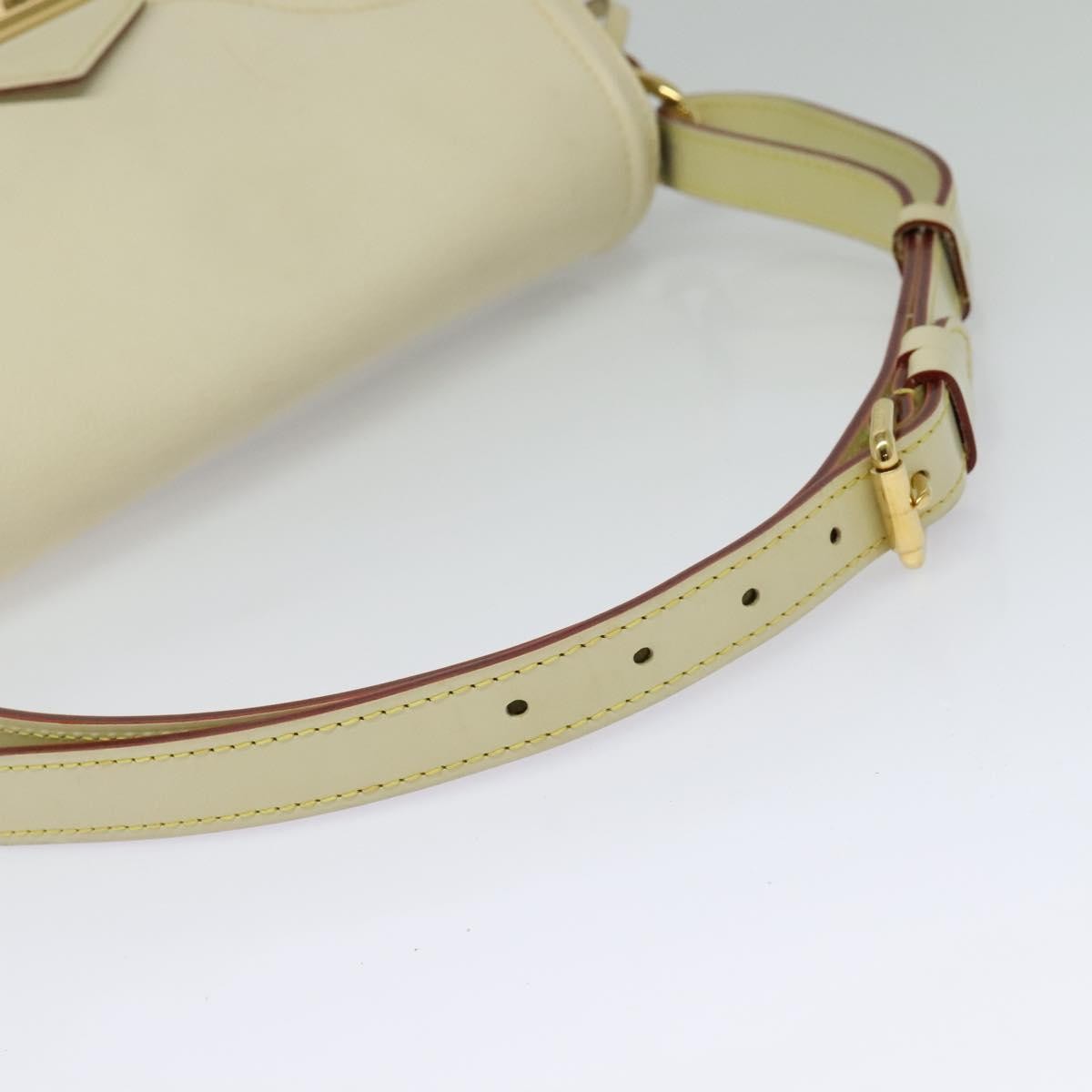 Louis Vuitton Suhali L'essentiel Leather White Leather Shoulder Bag Bag (Pre-Owned)