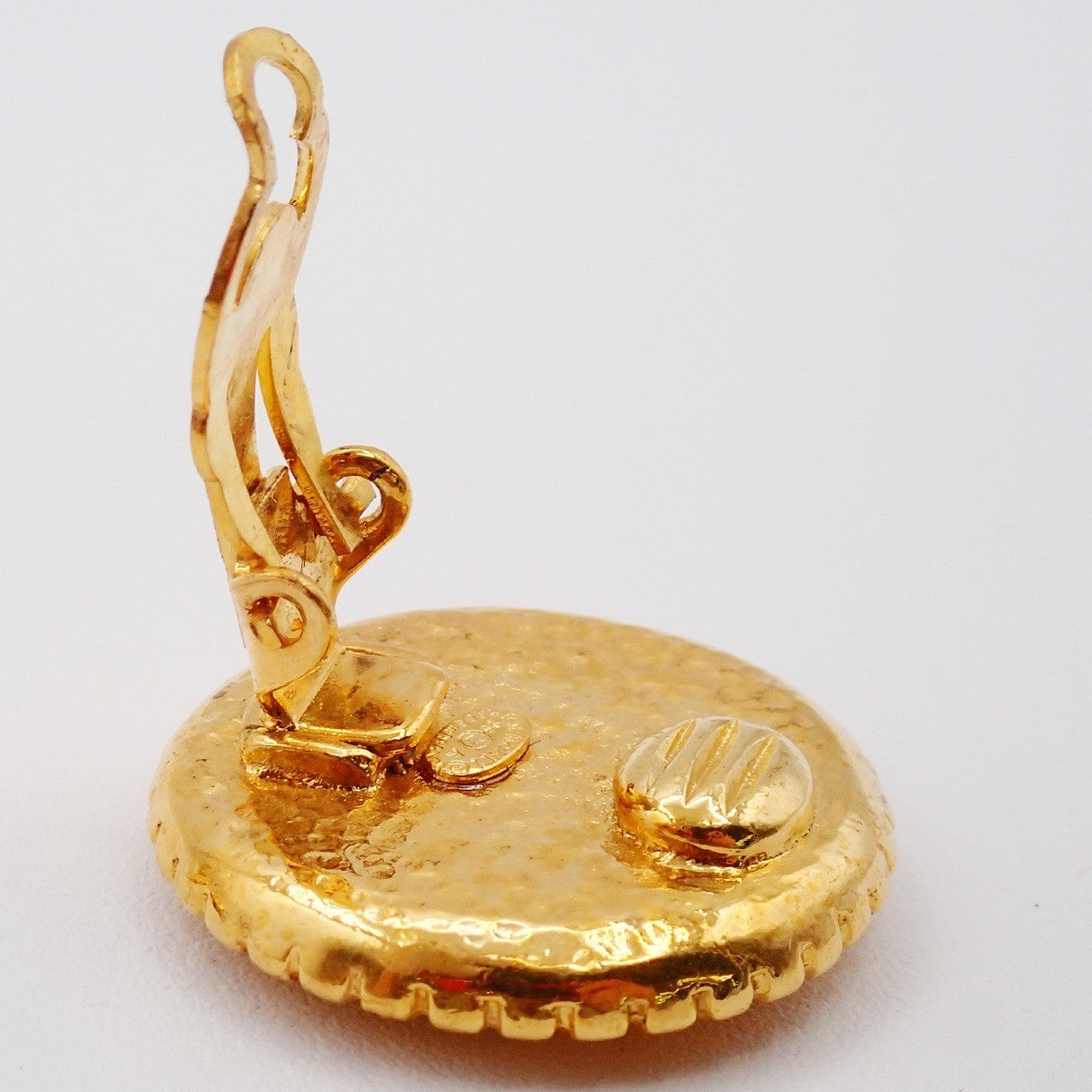 Chanel Vintage Cc Round Button Clip-On Metal Gold Gold_Plated Earrings Jewelry (Pre-Owned)