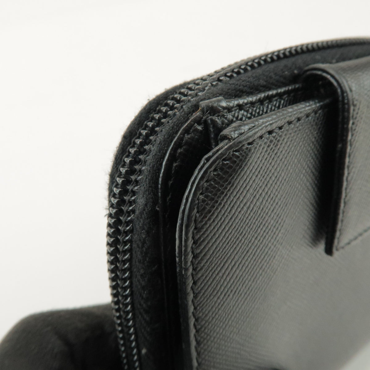 Prada Bifold Zip Around Saffiano Leather Black Leather Wallets Accessory (Pre-Owned)