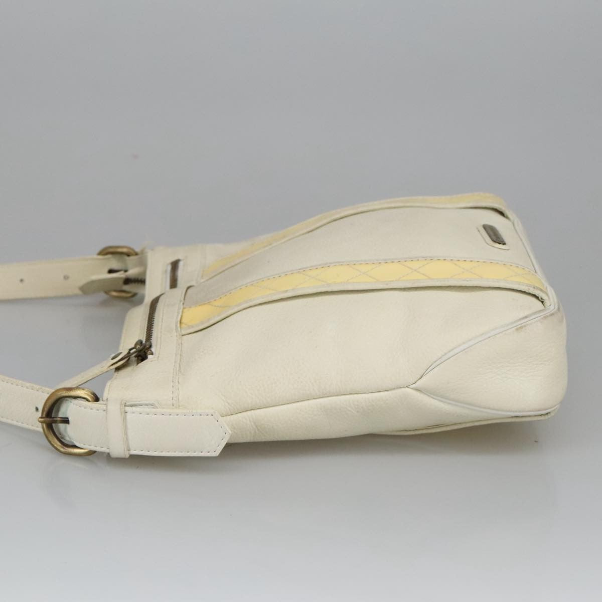 Burberry Vintage Leather White Leather Shoulder Bag Bag (Pre-Owned)