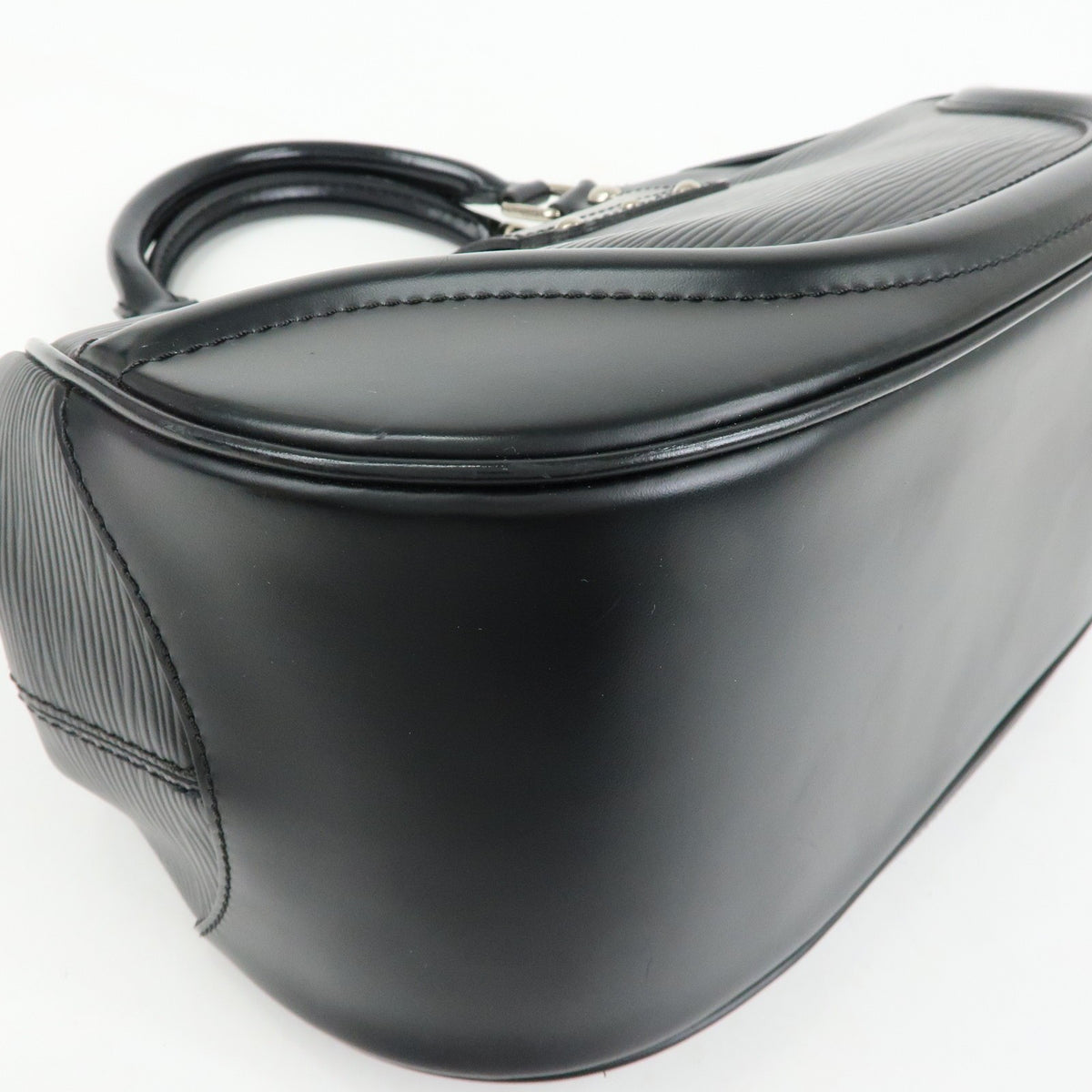 Louis Vuitton Montaigne Sac Epi Leather Black Leather Handbag (Pre-Owned)