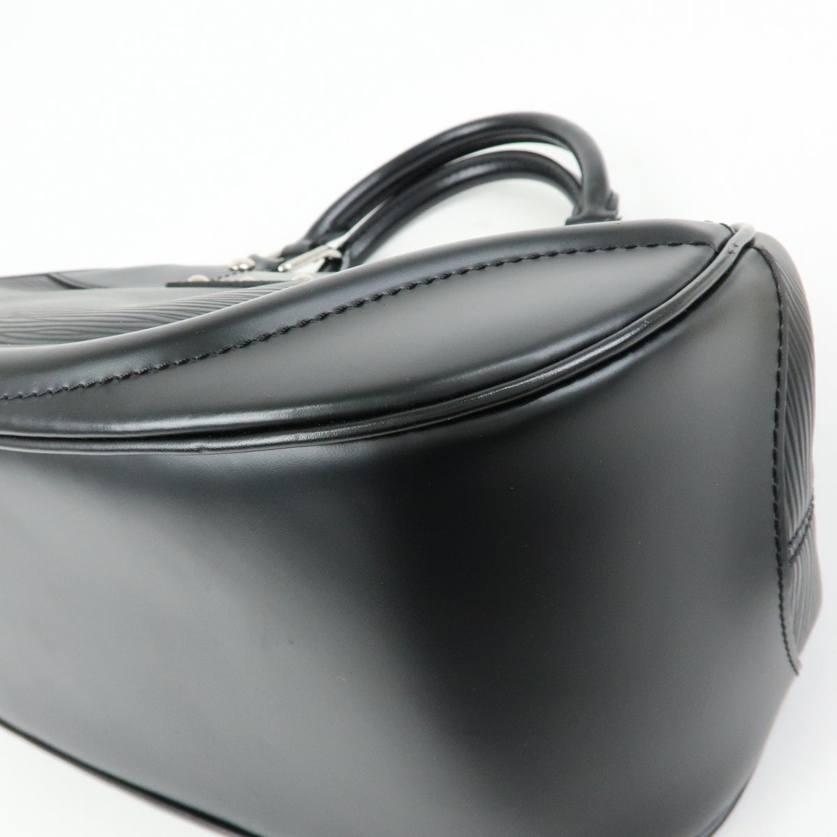 Louis Vuitton Montaigne Sac Epi Leather Black Leather Handbag (Pre-Owned)
