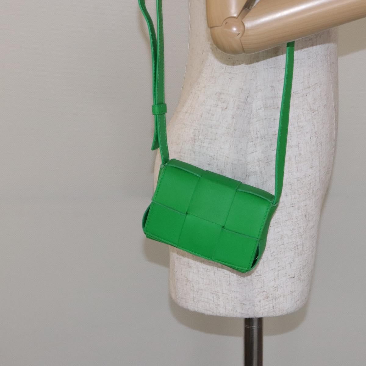 Bottega Veneta Cassette Maxi Intrecciato Leather Green Leather Crossbody Bag Bag (Pre-Owned)