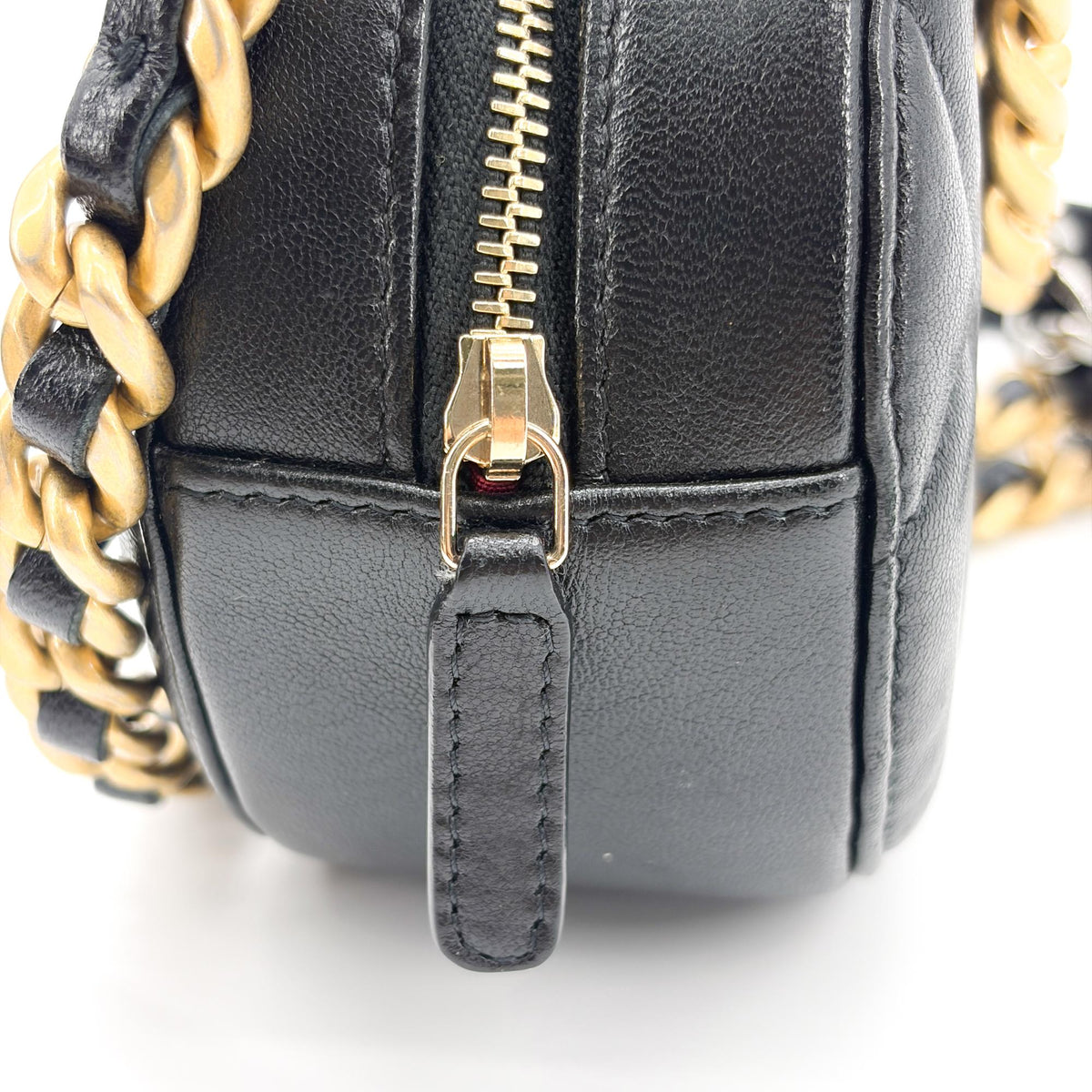 Chanel 19 Round Clutch With Chain Quilted Leather Black Leather Clutche & Pouche Bag (Pre-Owned)