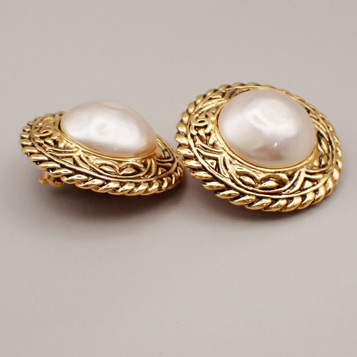 Chanel Vintage Round Chain Clip-On Metal With Faux Pearl Gold Gold_Plated Earrings Jewelry (Pre-Owned)