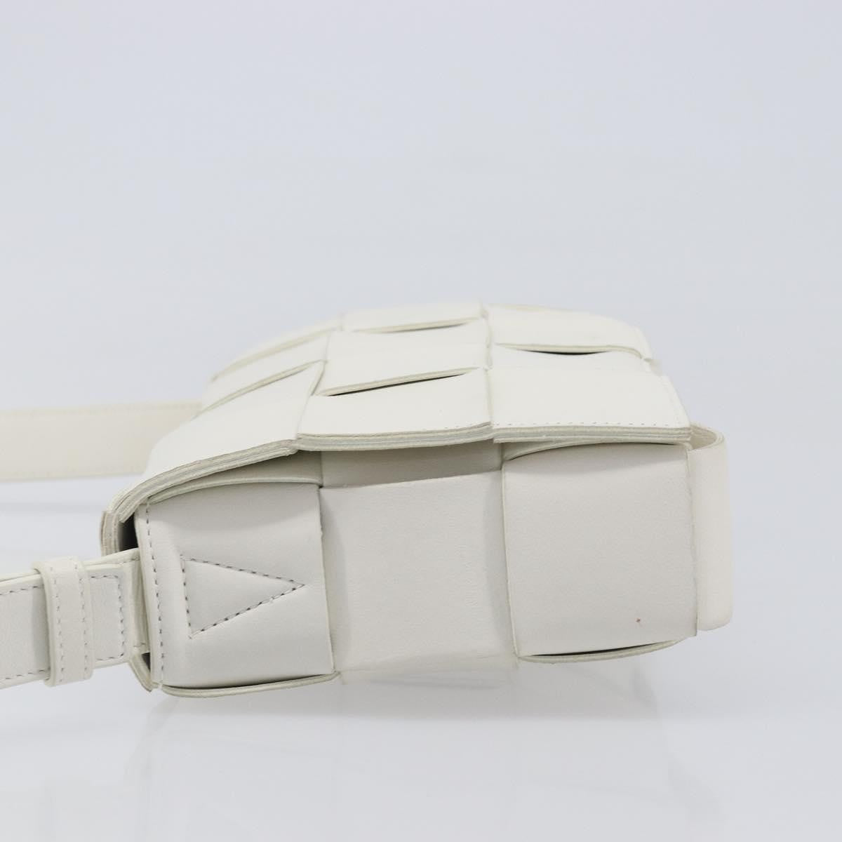 Bottega Veneta Cassette Maxi Intrecciato Leather White Leather Crossbody Bag Bag (Pre-Owned)