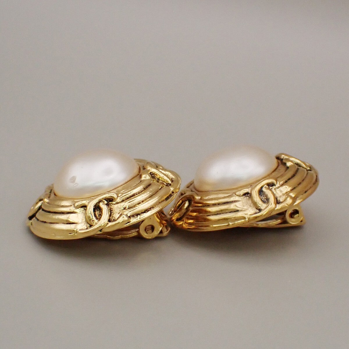 Chanel Vintage Round Clip-On Metal With Faux Pearl Gold Gold_Plated Earrings Jewelry (Pre-Owned)