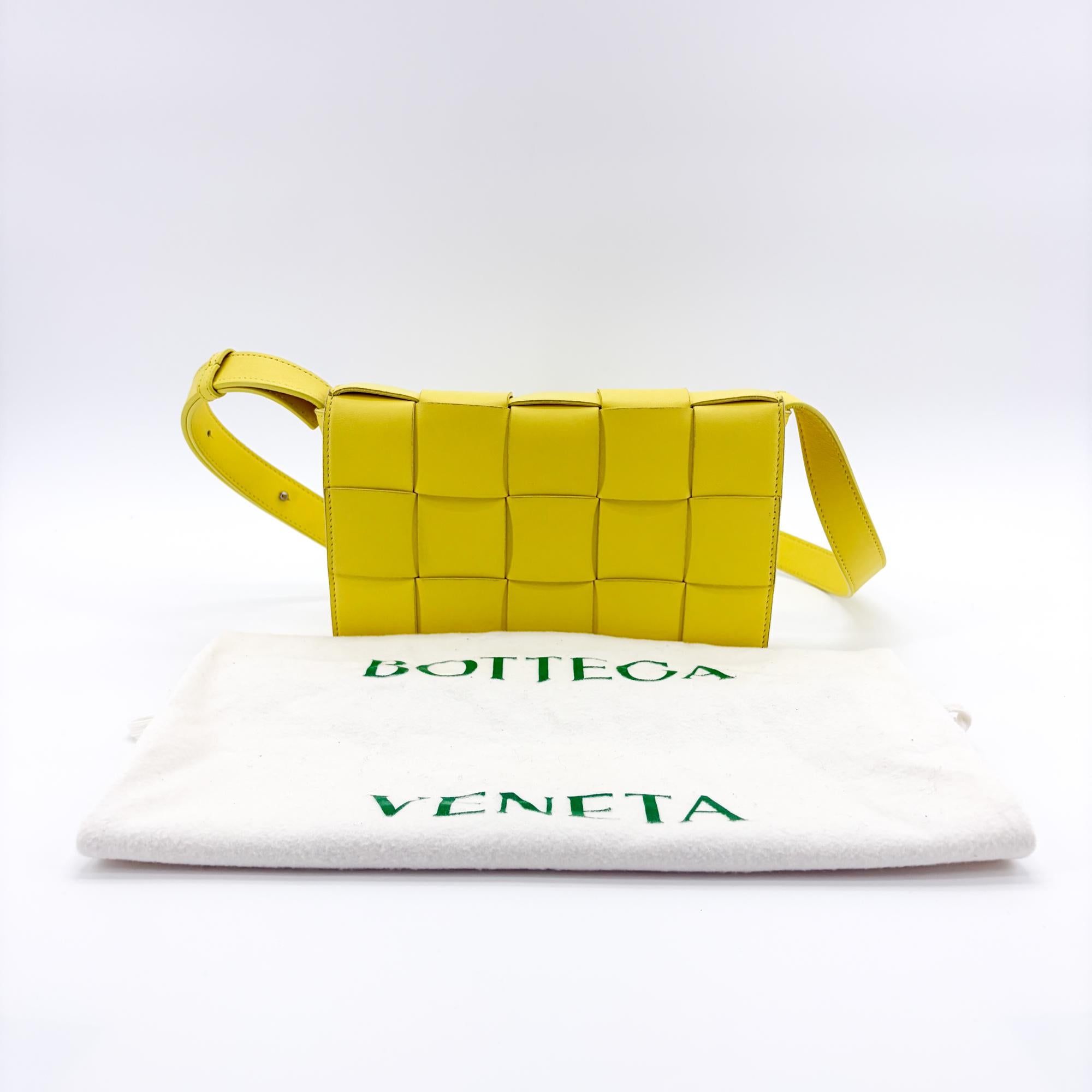 Bottega Veneta Cassette Crossbody Bag Maxi Intrecciato Leather Yellow Leather Crossbody Bag Bag (Pre-Owned)