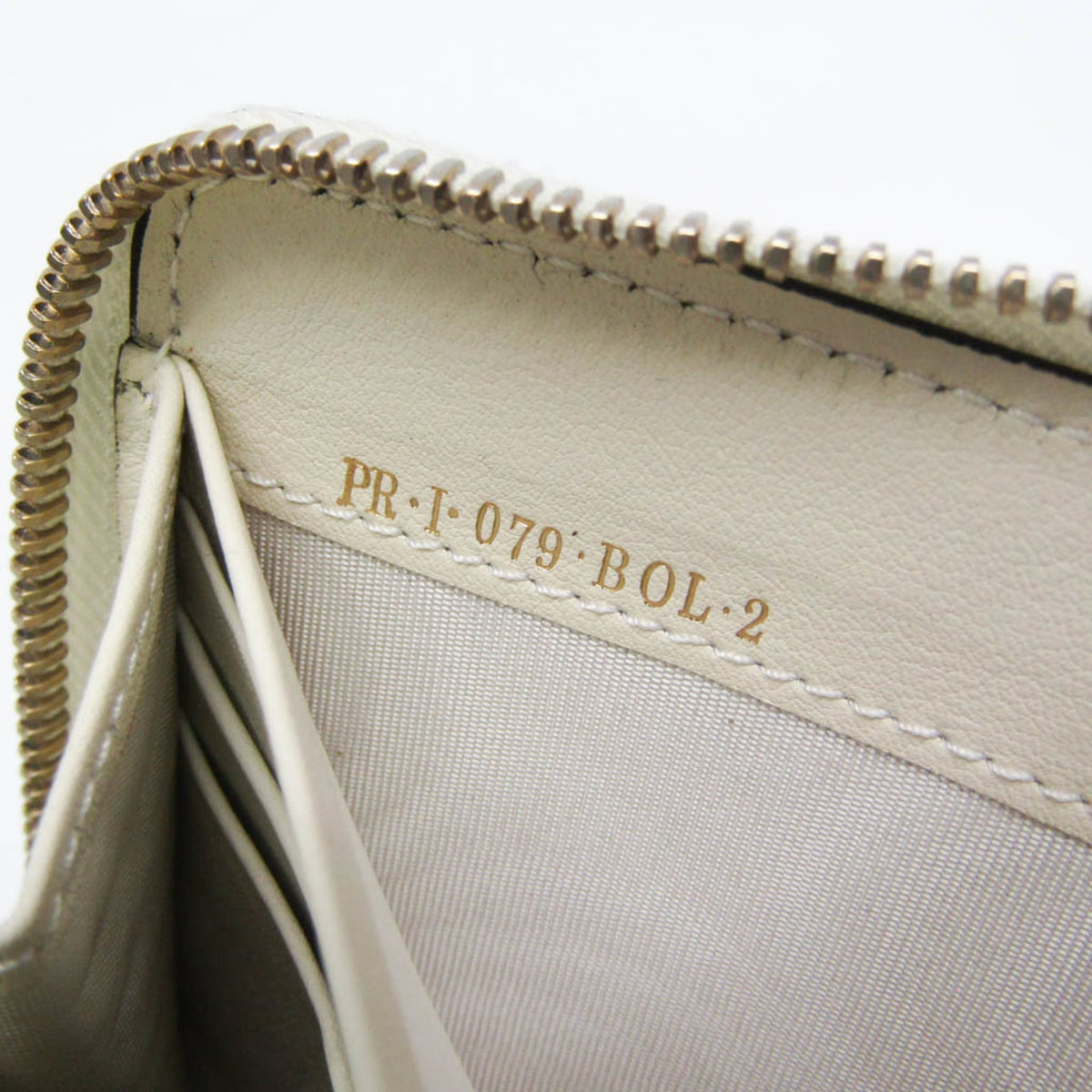 Valentino Garavani Rockstud Zip Around Leather White Leather Wallets Accessory (Pre-Owned)