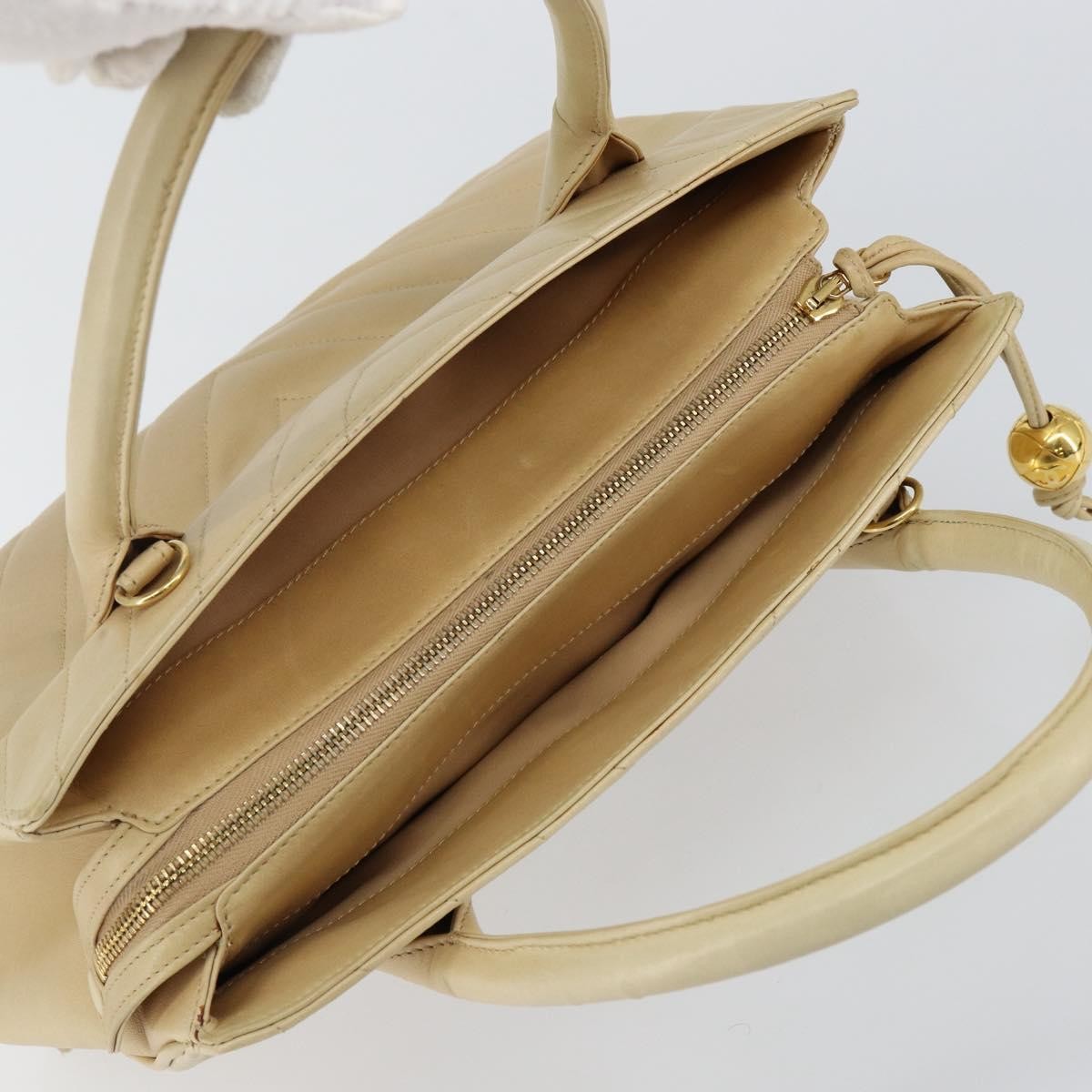 Chanel V Stitch Leather Beige Leather Handbag (Pre-Owned)