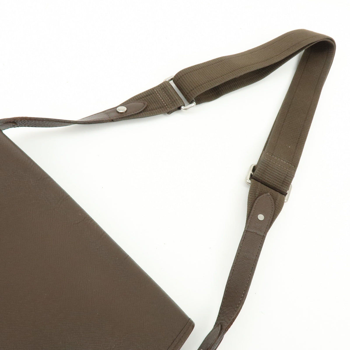 Louis Vuitton Andrei Messenger Taiga Leather Brown Leather Handbag (Pre-Owned)