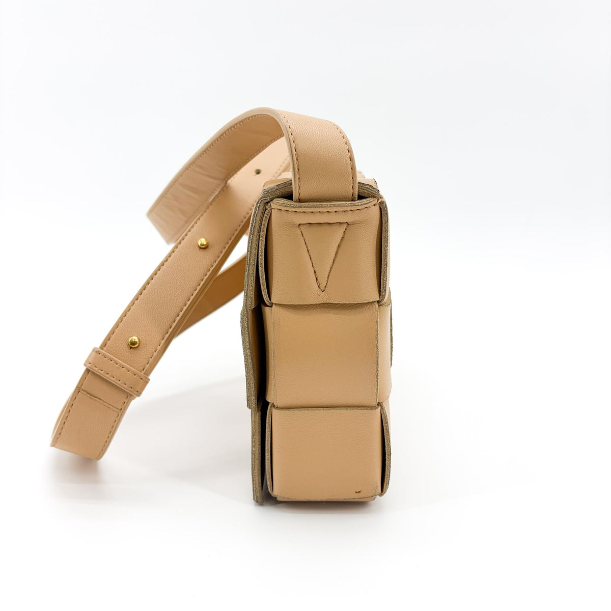 Bottega Veneta Cassette Maxi Intrecciato Leather Beige Leather Crossbody Bag Bag (Pre-Owned)