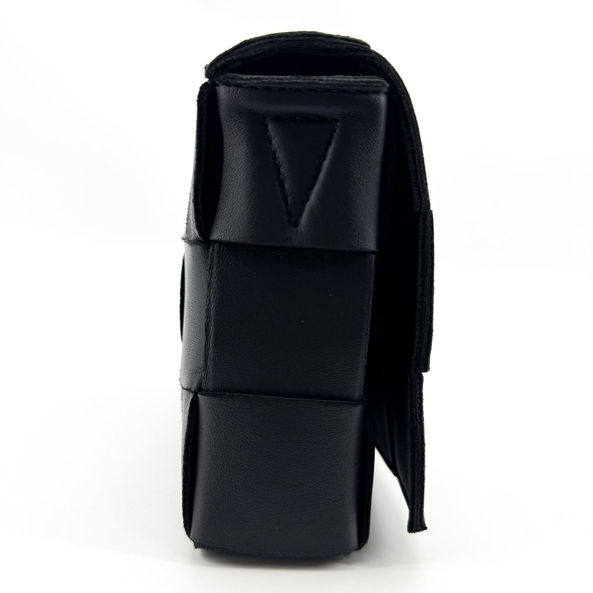 Bottega Veneta Cassette Maxi Intrecciato Leather Black Leather Crossbody Bag Bag (Pre-Owned)