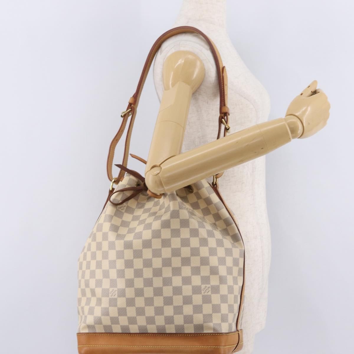 Louis Vuitton Noe Damier White Canvas Shoulder Bag Bag (Pre-Owned)