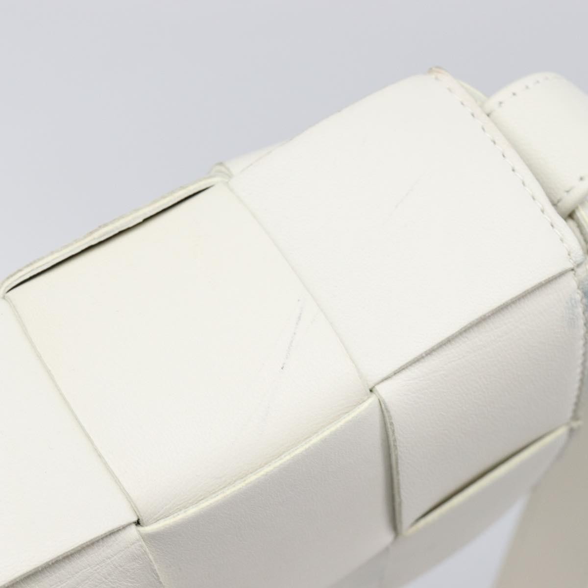 Bottega Veneta Cassette Maxi Intrecciato Leather White Leather Crossbody Bag Bag (Pre-Owned)
