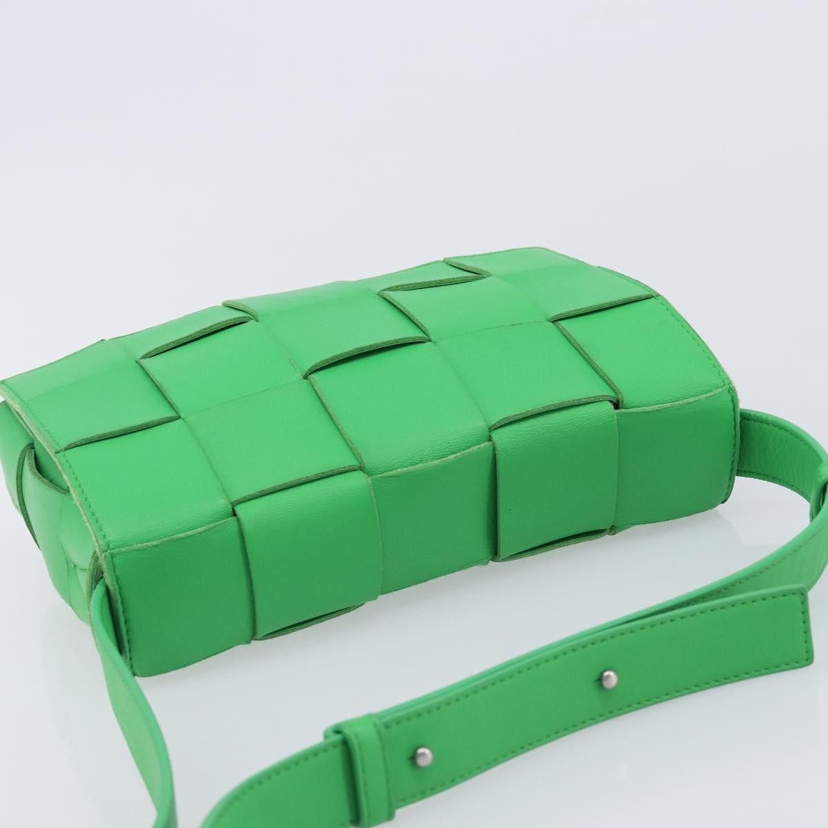 Bottega Veneta Cassette Maxi Intrecciato Leather Green Leather Crossbody Bag Bag (Pre-Owned)